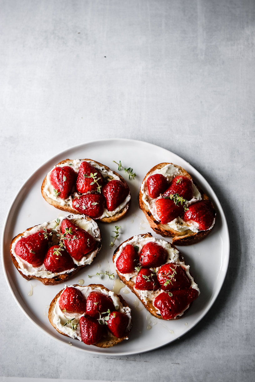 PICKLED STRAWBERRY AND GOAT CHEESE CROSTINI