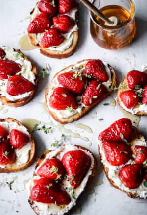 PICKLED STRAWBERRY AND GOAT CHEESE CROSTINI